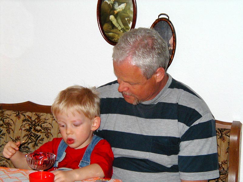 Lars bt Essen mit Opa