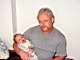 3. März 2002: Eine Handvoll Mensch auf Opas Arm.